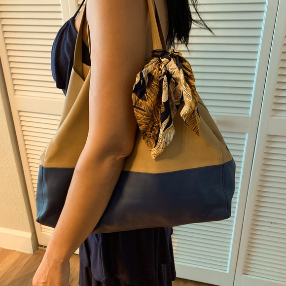 Celine Horizontal Bi-color Cabas - Picture 4 of 13